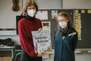 Stephanie Rebsch, Geschäftsführerin der Stiftung Naturschutzfonds Baden-Württemberg (li) und Charlotte Röcher vom Bildungsverein Pindactica