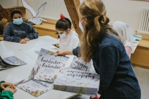 Verteilung der Entdeckerkalender in der Klasse 4c der Johannes-Kepler-Grundschule.