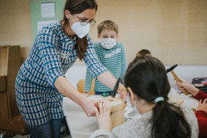 Nistkastenbauen beim Kalender-Workshop mit der Lehrerin Alexandra Blum, Umweltbeauftrage der Johannes-Kepler-Grundschule.